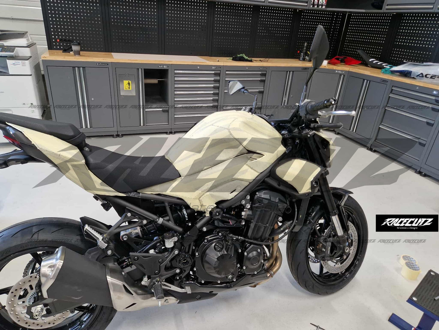 KAWASAKI Z900 2025-2026 TEMPLATE